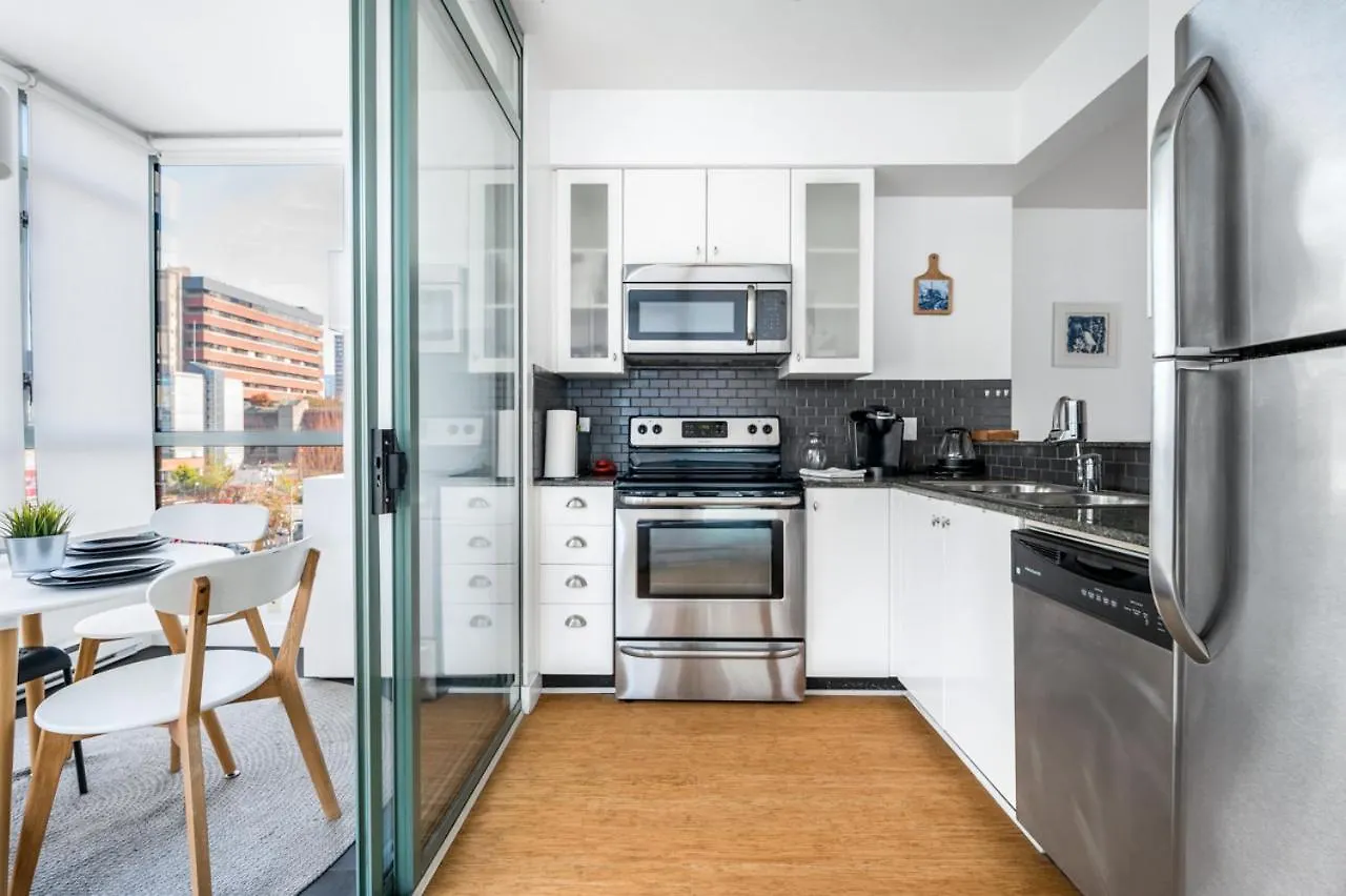 Bright 2 Bedroom Condo Downtown With Free Parking Vancouver Apartment