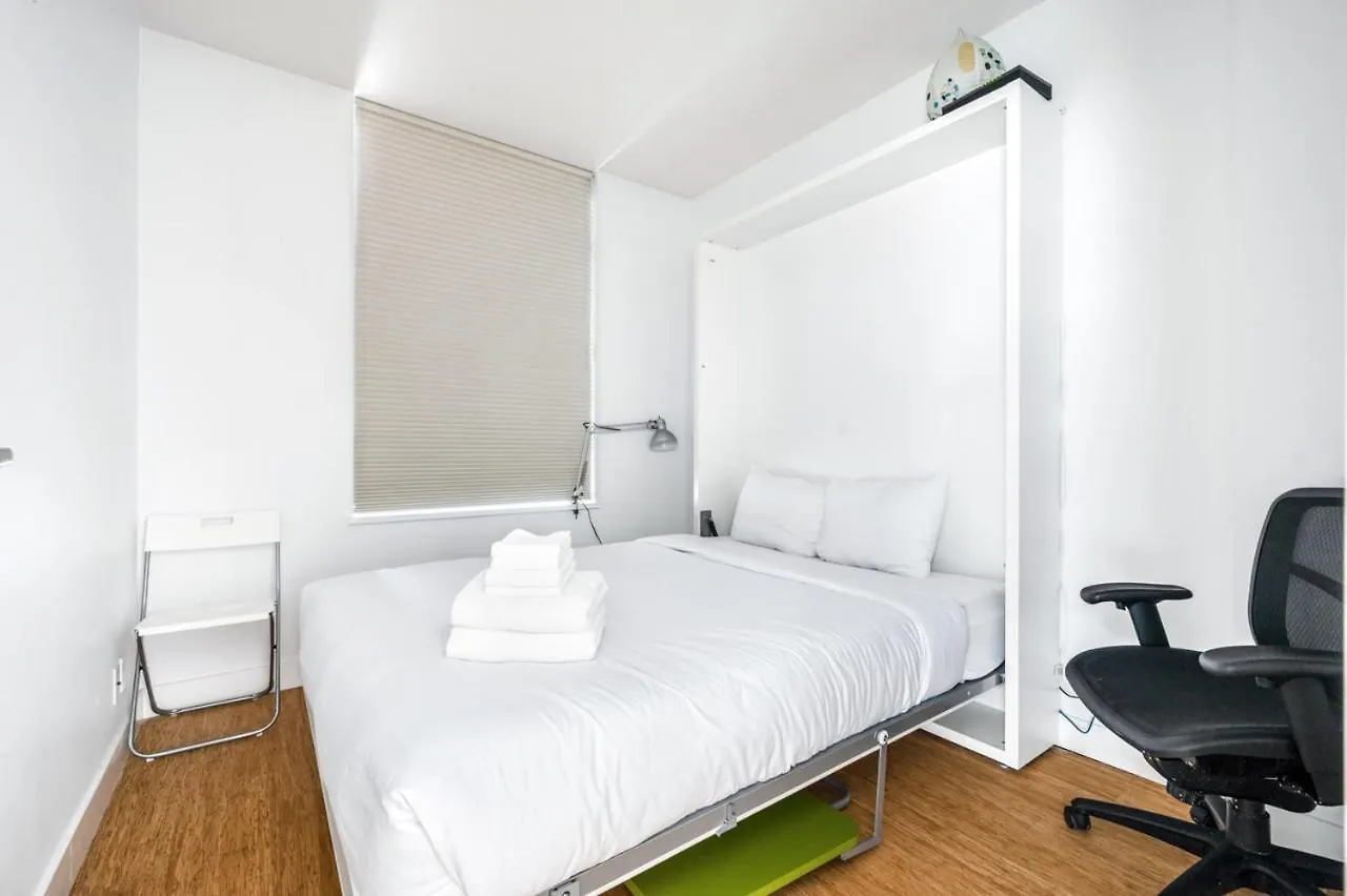 Bright 2 Bedroom Condo Downtown With Free Parking Vancouver Apartment