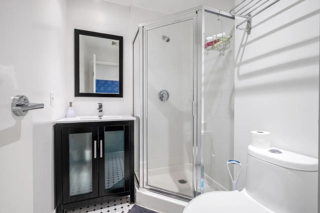Bright 2 Bedroom Condo Downtown With Free Parking Vancouver Apartment